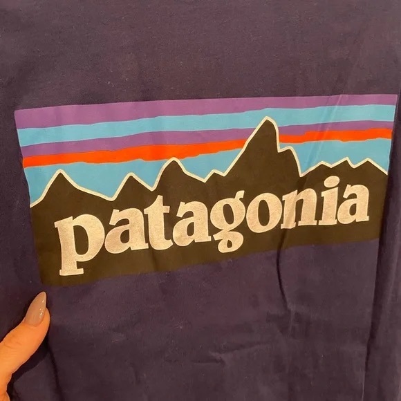 Classic Patagonia T Shirt – navy blue unisex large casual cut sustainable - Picture 2 of 6